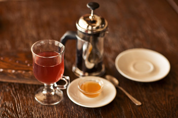 Obraz na płótnie Canvas czerwona herbata z miodem na stole drewna.