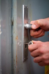 Alte Tür wird verschlossen