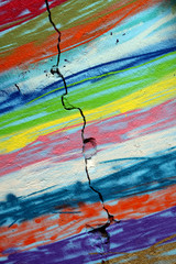 Riss in einer bunten Hauswand