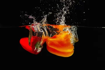 Papier Peint photo Lavable Éclaboussures deau Poivron rouge et jaune tombant dans l& 39 eau avec une éclaboussure