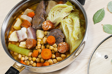Cocido de garbanzos, carnes y hortalizas, potaje
