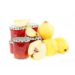 Quittengelee mit frischen Quitten auf weiss