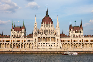 Fototapeta na wymiar Hungarian Parliament Building w Budapeszcie