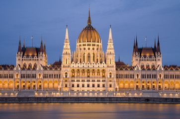 Fototapeta na wymiar Budapeszt - parlament w zmierzchu