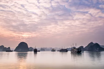 Abwaschbare Fototapete Beautiful Sunset in Halong Bay, Vietnam © popovajones