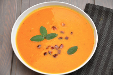 Kürbissuppe mit Speck und Salbei