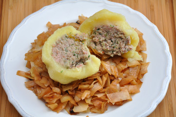 Selchfleischknödel mit Kraut