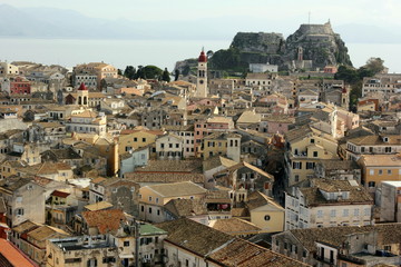Obraz premium town buildings churches streets and castle on the island of Corfu in Greece 