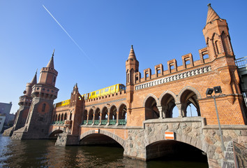 Fototapeta na wymiar Oberbaumbruecke most z przejeżdżającego pociągu metra w Berlinie
