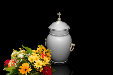 Urne mit Blumenstrau&szlig;