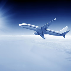 Fototapeta na wymiar Samolot na błękitne niebo