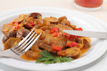 Veal with mushrooms, peppers and wine sauce