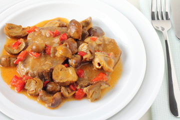 Veal with mushrooms, peppers and wine sauce