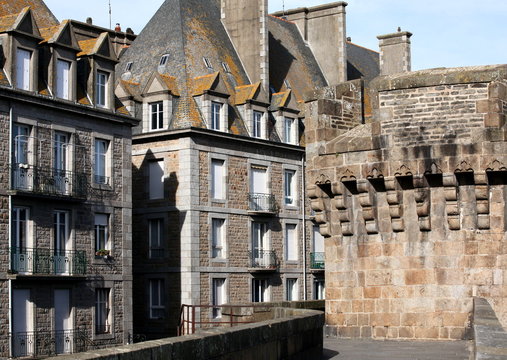 Grand-porte et maisons près des remparts de Saint-Malo