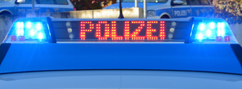 polizeiauto mit blaulicht