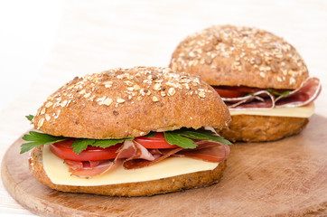 Zwei Vollkornbrötchen mit Schinken und Salami