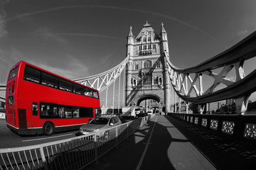 Fototapety  Tower Bridge z piętrowym budynkiem w Londynie, Wielka Brytania