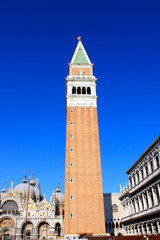 Fototapeta na wymiar Campanile i Bazylika Świętego Marka w Wenecji - Włochy