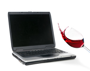 Wein wird auf Notebook vergossen