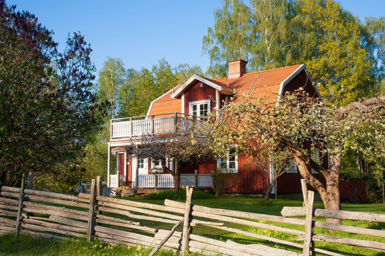 Typisches rotes Holzhaus in Småland, Schweden