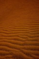 Fototapeta na wymiar Fale piasku na pustyni. Tło.