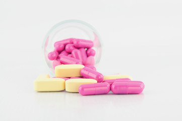 Obraz na płótnie Canvas Medicine tablet and capsule in glass