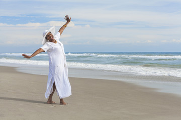 Fototapeta na wymiar Szczęśliwy African American kobieta tańczy na plaży