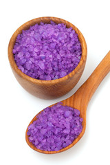 Obraz na płótnie Canvas lavender bath salt in a wooden spoon and bowl