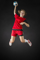 portrait einer jungen schönen blonden handballerin