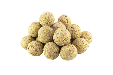 boules de graisses pour mésanges sur fond blanc