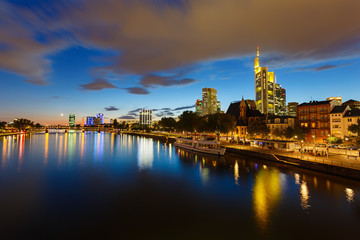 Fototapeta na wymiar Frankfurt w nocy