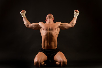Fototapeta na wymiar muskularny mężczyzna