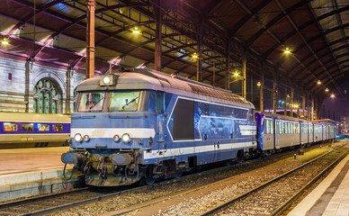 Fototapeta premium Lokalny pociąg dietetyczny na stacji Strasbourg. Alzacja, Francja
