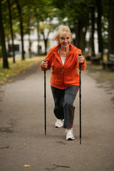 Aktive ältere Dame beim Walken