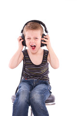 Junge beim Singen mit Kopfhörer