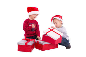 zwei Kinder packen Geschenke aus