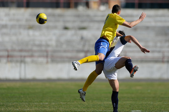 calcio,contrasto aereo