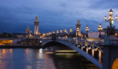 Photo sur Plexiglas Pont Alexandre III Alexander the Third bridge and Seine with golden Invalides dome