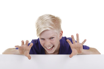Blonder Junge lacht mit gespreizten Fingern