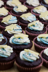 Brownie con guarnizione di panna e stella al cioccolato bianco