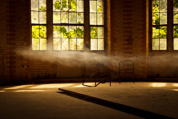 Einsames verrostetes Bettgestell in der Ruine im Wald