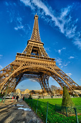 Fototapeta na wymiar La Tour Eiffel - Piękny zimowy dzień w Paryżu, Wieża Eiffla fro