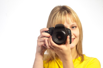 Jeune femme souriante prenant une photo