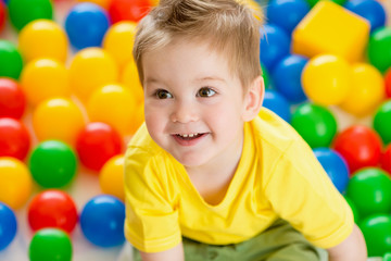 Fototapeta na wymiar Cute kid lub dziecko gra kolorowe kulki widok z góry