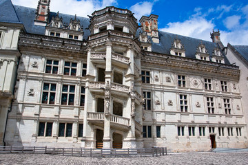 Fototapeta na wymiar Królewski Zamek w Blois6 Francja. Spiralne schody