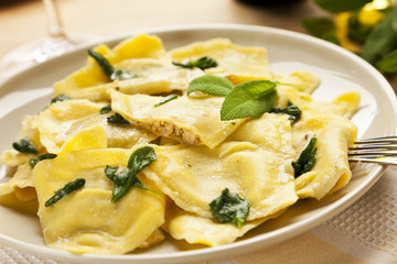 Ravioli gefüllt mit Trüffel und Steinpilzen