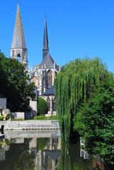 Eglise abbatiale de Vendôme se reflétant dans le Loir
