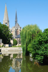 Eglise abbatiale de Vend&ocirc;me se refl&eacute;tant dans le Loir