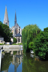 Fototapeta na wymiar Eglise abbatiale de Vendôme se reflétant dans le Loir