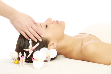 Obraz na płótnie Canvas Młoda dama z orchidei masażu korzystających w salonie spa